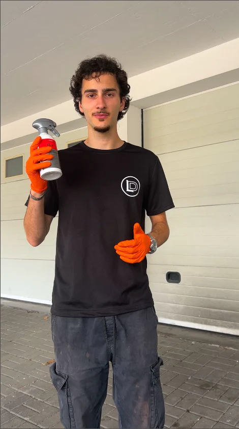 Pedro Pereira, fundador da LizDetail, de camisola da marca e luvas de trabalho, com um pulverizador na mão